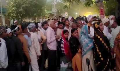Aligarh News: छह घंटे किया इंतजार, फिर भी नहीं मिली खाद Waited for six hours, still did not get fertilizer