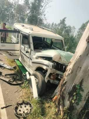 Rampur News: अनियंत्रित बोलेरो सड़क किनारे पेड़ से टकराई, बुजुर्ग की मौत Uncontrolled Bolero collided with a roadside tree, elderly man died