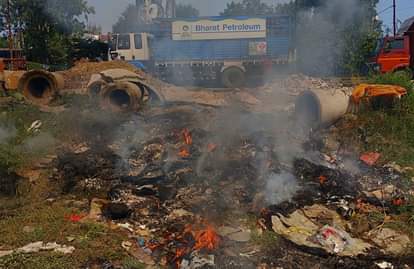 Ghaziabad News: शहर में नहीं दिखा ग्रैप का असर, कूड़े में लगाई गई आग The effect of GRAP was not visible in the city, garbage was set on fire.