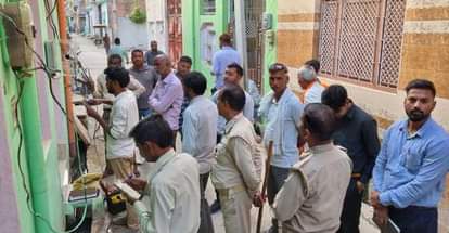 Jalaun News: 150 कनेक्शन काटे, 10 लाख रुपये जुर्माना वसूला 150 connections were disconnected and a fine of Rs 10 lakh was collected.