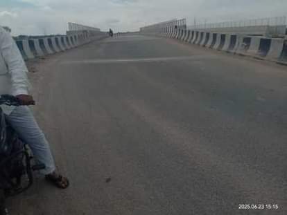Jalaun News: आटा-इटौरा के जर्जर मार्ग से हमीरपुर पहुंचना मजबूरी It is a compulsion to reach Hamirpur via the dilapidated road of Aata-Itaura