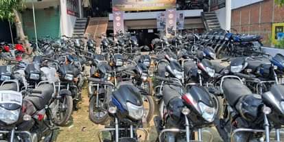 Kaushambi News: जीएसटी से रौनक... दोपहिया वाहनों की बढ़ी मांग, रोजाना 300 तक एडवांस बुकिंग GST brings a boost to two-wheeler demand, with up to 300 advance bookings daily