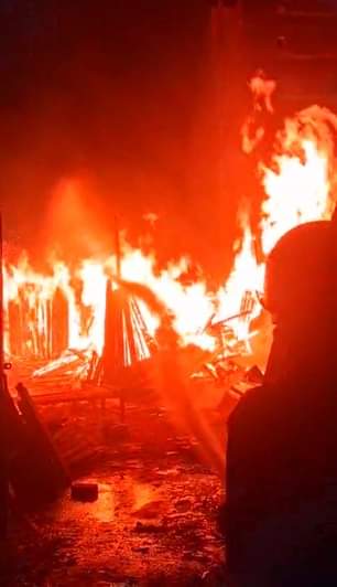 Ghaziabad News: फर्नीचर गोदाम में आग से लाखों का माल हुआ राख Goods worth lakhs destroyed in fire at furniture warehouse