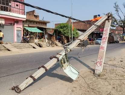 Kaushambi News: कंटेनर की टक्कर से टूटा खंभा, 50 घरों की बत्ती गुल Container collides with pole, leaving 50 homes without power