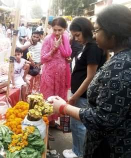 Shahjahanpur News: दिवाली की पूर्वसंध्या पर बाजार रहे गुलजार, जमकर हुई खरीदारी On the eve of Diwali, markets were bustling with shopping.