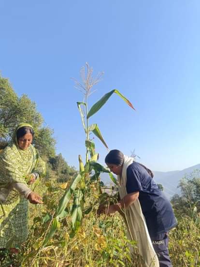 आत्मनिर्भर महिला किसी काम में पीछे नहीं रहती : गायत्री देवी jammu kashmir news