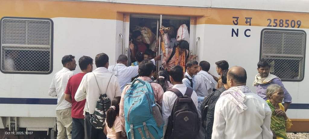 UP: ट्रेनों में पैर रखने की जगह नहीं...खचाखच भरीं बसें, छतों पर बैठकर हो रहा सफर; तस्वीरें कर देंगी हैरान Diwali Rush Chaos: Trains Packed Beyond Capacity Passengers Ride on Bus Roofs to Reach Home