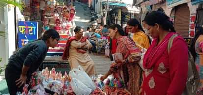 Sirmour News: जिले के बाजारों में दिवाली की रौनक, मोमबत्ती और दीयों की बिक्री बढ़ी diwali sale in nahan