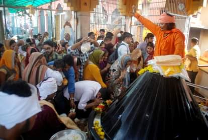 Baghpat News: दिवाली पर गुफा वाले बाबा के मंदिर पर उमड़ा आस्था का सैलाब A wave of faith poured into the cave shrine of Baba on Diwali.