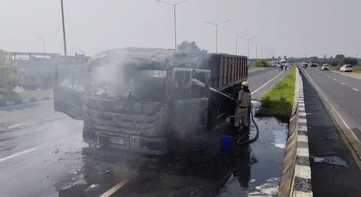 Mahendragarh-Narnaul News: हाईवे पर शार्ट-सर्किट से ट्रक में लगी आग Truck catches fire due to short circuit on highway