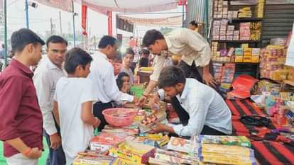Banda News: दीपावली पर 1.2 करोड़ के पटाखों से होगा धूम-धड़ाका There will be a blast on Diwali with 1.2 crore firecrackers