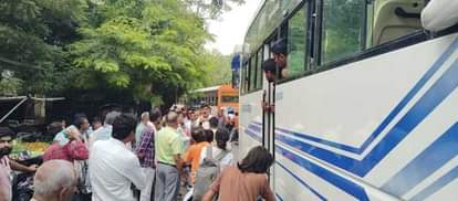 Banda News: एमपी के चालक-परिचालक ने दी तहरीर, रोडवेज के आरएम पर मारपीट का आरोप Driver-conductor of MP filed a complaint, accused the RM of Roadways of assault