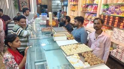 Hamirpur News: धनतेरस पर चमका बाजार, 66 करोड़ का कारोबार Market shines on Dhanteras, business worth Rs 66 crore