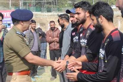 Jammu News: शहीद पुलिस कर्मियों की स्मृति में टी-20 क्रिकेट टूर्नामेंट का आगाज Srinagar, T20 Cricket Tournament, Memory of Martyrs Cops