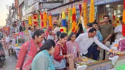 Kathua News: धनतेरस और दीपावली की खरीदारी से ऑटोमोबाइल से आभूषण बाजार तक धूम Dhanteras and Diwali shopping booms from automobile to jewellery market