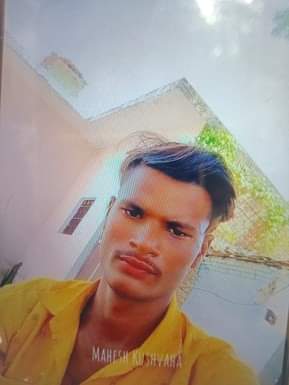 Banda News: क्रशर के अंदर गिट्टी पर लेटे मजदूर को लोडर ने कुचला, मौत A laborer lying on the ballast inside the crusher was crushed by a loader, died.