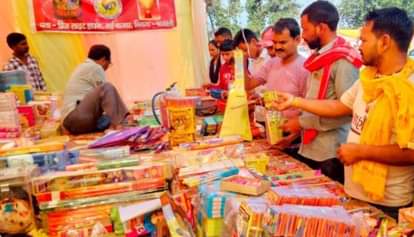 Shravasti News: सतरंगी पटाखों की सबसे ज्यादा डिमांड Highest demand for rainbow colored firecrackers