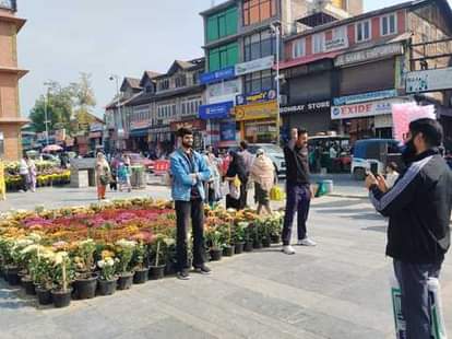 Jammu News: लाल चौक पर आई बहार, दिनभर चला सेल्फी और फोटो लेने का दौर Srinagar, Lal Chowk, Ghanta Ghar, Tulip Exhibition