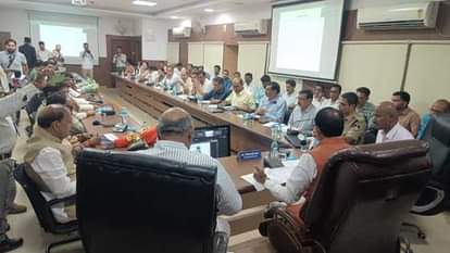 MP News: कालाबाजारी पर कृषि मंत्री ने दिखाई सख्ती, शिवराज बोले- किसानों के लिए खाद-बीज वितरण होगा झंझट-मुक्त MP: Shivraj Singh Chouhan on Black Marketing, Fertilizer and Seed Distribution for Farmers Will Be Hassle-Free