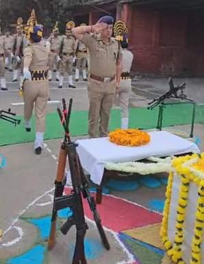 Sirmour News: बलिदान हुए जवानों को अर्पित किए श्रद्धासुमन samriti prade in police line nahan