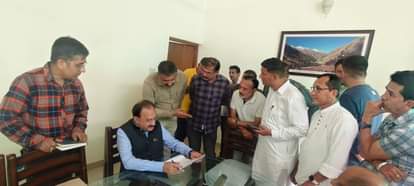 प्रदेश में भाजपा हर चीज को राजनीतिक चश्मे से देखती है : हर्षवर्धन चौहान industry minister listen the problem og peoples in ponta