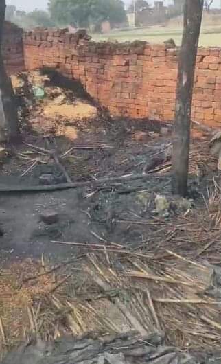 Budaun News: पटाखे की चिंगारी से लगी आग, जला घरेलू सामान Fire started due to spark of firecracker, household items burnt