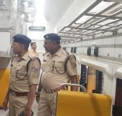 Auraiya News: अमृत भारत एक्सप्रेस के इंजन के वीसीबी में चिंगारी के बाद निकला धुंआ, मची खलबली Smoke emanates from the VCB of the Amrut Bharat Express engine, causing panic.