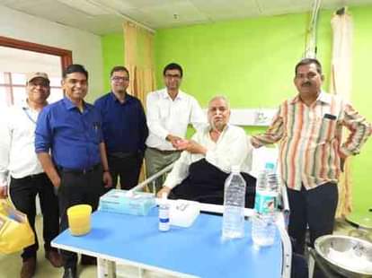Lucknow News: मरीजों को फल मिठाई बांटकर कैंसर संस्थान में मानी दिवाली cancer institute mews