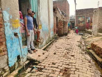 Sambhal News: आतिशबाजी छोड़ने के विवाद में दो समुदायों के लोग भिड़े, पथराव Two communities clash over fireworks, stone pelting