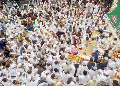 Sambhal News: उर्स में मुल्क और कौम की तरक्की के लिए कराई गई दुआ Prayers were offered for the progress of the country and the community during the Urs.