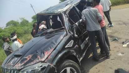 Damoh News: गमी में जा रहे लोगों की स्कॉर्पियो सागर हाईवे पर पलटी, एक महिला की मौत; दो गंभीर घायल जबलपुर रेफर Scorpio carrying people going to a wedding overturned on Damoh Sagar Highway