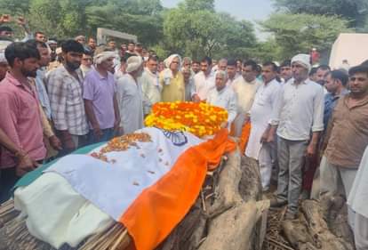 Bhiwani News: ग्रामीणों ने नम आंखों से दी सशस्त्र सीमा बल के जवान अनिल कुमार को अंतिम विदाई With moist eyes, villagers bid a tearful farewell to Sashastra Seema Bal jawan Anil Kumar.