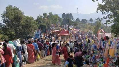 Pauri News: मंजूघोषेश्वर महादेव मंदिर में पहले दिन चढ़ाए 25 निशान 25 flags were offered on the first day at Manjughoswar Mahadev Temple.