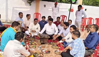 Farrukhabad News: हवन पूजन कर गोवंशों की आरती उतारी After performing havan pujan, aarti of cows was performed.