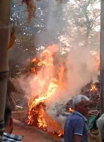 Farrukhabad News: आतिशबाजी चलाते समय झोपड़ी में लगी आग A hut caught fire while fireworks were being set off.