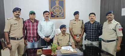 Chhindwara News: पिस्टल बेचने के चक्कर में फंस गए चार आरोपी, महज दस हजार रुपए कमाने के फेर में कर रहे थे सौदा Four accused caught selling pistolsThey were doing an illegal deal to earn just ten thousand rupees,