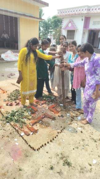 Deoria News: धूमधाम से मना अन्नकूट महोत्सव, महिलाओं ने की गोवर्धन पूजा Annakut festival celebrated with great pomp, women performed Govardhan Puja