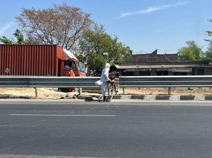 Auraiya News: दो क्रॉस बैरियर के बीच खुली जगह बन रही लोगों के लिए काल The open space between two cross barriers is becoming a death trap for people.