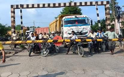 Auraiya News: रेलवे क्राॅसिंग पर जाम में एक घंटे जूझे वाहन सवार Motorists struggled for an hour in the traffic jam at the railway crossing.