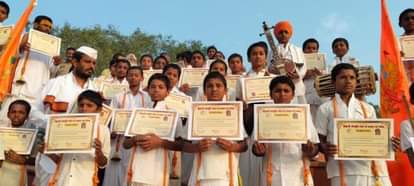 Gonda News: तुलसी धाम व नरहरि आश्रम पहुंचा श्रद्धालुओं का जत्था A group of devotees reached Tulsi Dham and Narhari Ashram