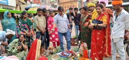 Sultanpur News: डाला छठ पर बाजार गुलजार, 400 रुपये किलो बिका आम Market buzzing on Dala Chhath, mango sold for Rs 400 per kg