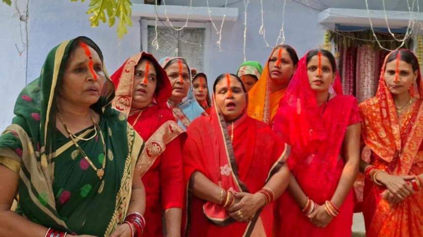 Chhath Puja Sindoor Ritual: छठ पर नाक तक सिंदूर क्यों लगाती हैं महिलाएं? जानें धार्मिक और वैज्ञानिक कारण Chhath Puja 2025 The Symbolism of Long Sindoor in Chhath Puja Religious and Scientific Reason Behind