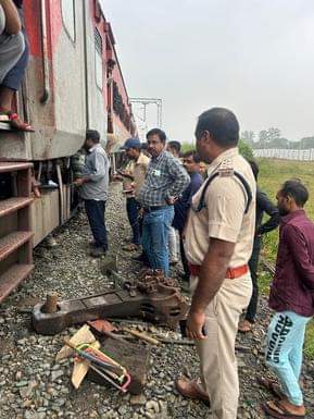 Chitrakoot News: दो हिस्सों में बंटी मुंबई-भागलपुर एक्सप्रेस, 100 मीटर पीछे छूटे चार कोच Mumbai-Bhagalpur Express divided into two parts, four coaches left behind 100 meters