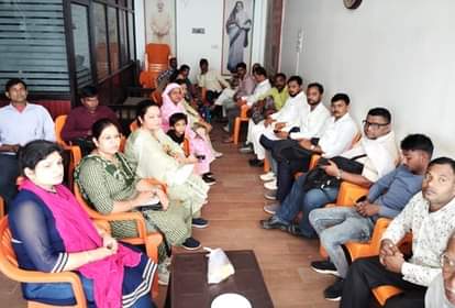 Sambhal News: शिक्षा राज्यमंत्री गुलाब देवी के आवास पर फिर पहुंचे शिक्षक Teachers again reached the residence of the Minister of State for Education