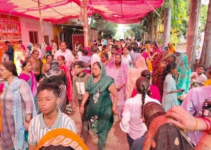 Sambhal News: श्री वंशगोपाल तीर्थ पर पूजन, कदंब वृक्ष की परिक्रमा At Shri Vanshgopal Tirtha, the Kadamba tree was circumambulated with prayers and worship.