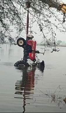Jind News: जलभराव के कारण तालाब में गिरा ट्रैक्टर, चालक ने कूदकर बचाई जान Tractor falls into pond due to waterlogging, driver saves his life by jumping