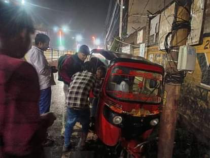 Firozabad News: नशे में चालक ने बिजली के पोल में ऑटो से मारी टक्कर Drunk driver rams auto into electric pole