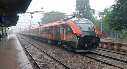 ट्रायल: पहली बार महोबा की पटरी पर दौड़ी वंदे भारत ट्रेन Trial: Vande Bharat train ran on Mahoba tracks for the first time