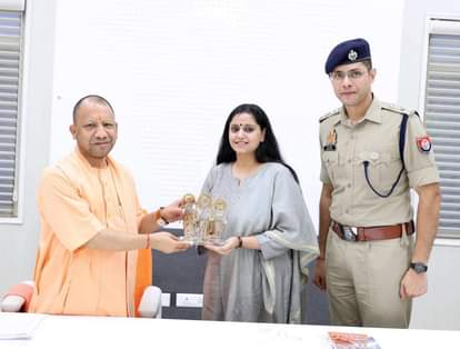 Firozabad News: एसएसपी ने सीएम से की मुलाकात, कानून व्यवस्था पर मिली शाबाशी SSP meets CM, receives praise for law and order