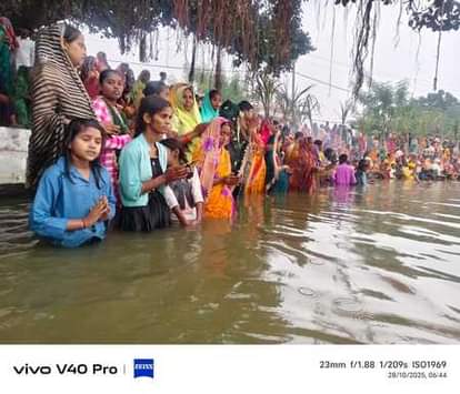 Basti News: उदीयमान सूर्य को अर्घ्य के साथ चार दिवसीय छठ महापर्व का समापन The four-day long Chhath festival concludes with offerings to the rising sun.